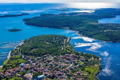 POMER – GRADBENI PARCELA S POMEMBNIM GRADBENIM DOVOLJENJEM – 100 m OD MORJA