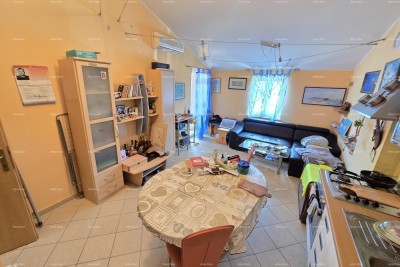 Stan u Banjolama  sa vlastitom okućnicom od 300 m2.– Volme, mirno okruženje, blizu obale, s verandom i modernim sadržajima
