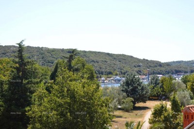 Kuća sa četri odvojena stana. 1 km do Verudele.