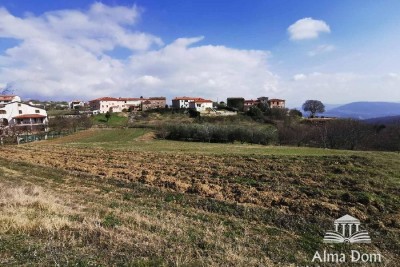 Prodaje se velika građevinska parcela sa puno potencijala!