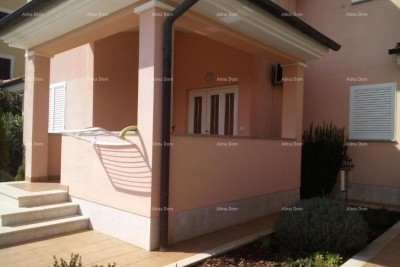 Zum Verkauf steht ein Haus mit 5 Wohnungen und Meerblick, Premantura
