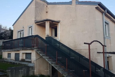 Pula! Ein Haus mit zwei Wohnungen und einem großen Garten.
