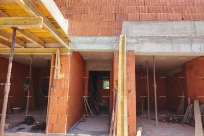 Prodaja - stan z dvema spalnicama, vrtom in 2 parkirnima mestoma
