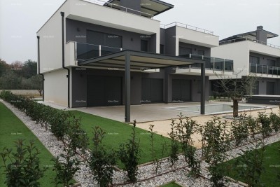 Moderna počitniška vila v zaprtem kompleksu z vilami na morski obali.
