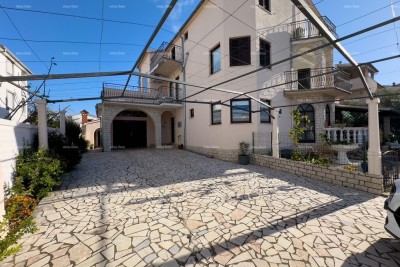 Velika kuća s 4 stana- Pješčana uvala!