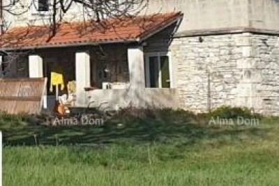 Prodaje se stara kamena kuca s zemljistem Barban idealno za kucu za odmor