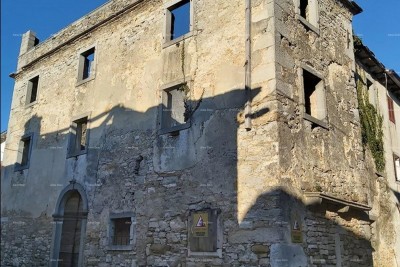 Stara kamena kuća  – kameni zidovi, udaljenost do  Pazina  3 km.