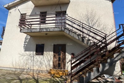 Haus im Zentrum von Marčana mit 2 Wohnungen, einem Keller und einer Werkstatt