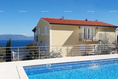 Labin, Apartmanska kuća s bazenom i pogledom na more