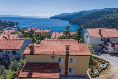 An einem sehr ruhigen Ort mit Blick auf das Meer, Rabac, steht ein Haus mit drei Wohnungen zum Verkauf