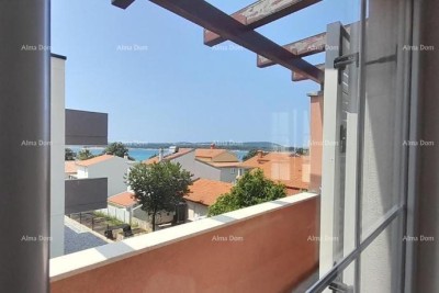 Izvrsna prilika! NEKRETNINA SA UPORABNOM DOZVOLOM.  Ekskluzivna prodaja stana na top lokaciji s okućnicom i parkinim mjestom. Pogled na more! Pošesi, Medulin!!