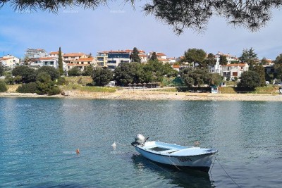 Prvi red do mora i plaže – kuća s bazenom i velikom okućnicom, Pješčana Uvala!