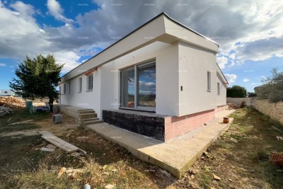 Prodaja novoizgrađene kuće sa bazenom, na mirnoj lokaciji, Juršići!