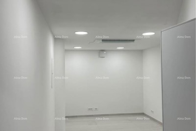 Prodajemo poslovni prostor u centru Pule. Pješačka zona.