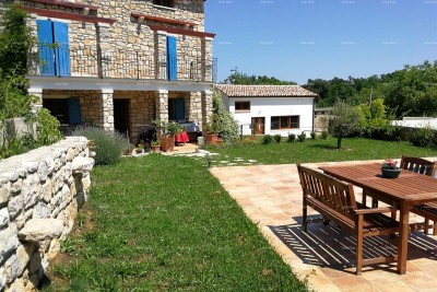 Labin okolica, Kamena kuća s bazenom i velikom okućnicom