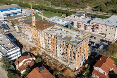 Pula! Mehrfamilienhaus, moderne Gebäude mit Aufzug, nahe dem Zentrum. Wohnung mit Parkplatz und Abstellraum S84.