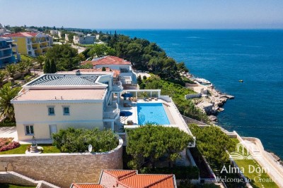 Umag Crveni Vrh. Alberi. Jedinstvena luksuzna nekretnina na samo obali mora. Pogled na Piran.