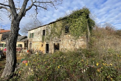 Prodaja - kamena istraska kuća za renovaciju s velikim zemljištem, Oprtalj!