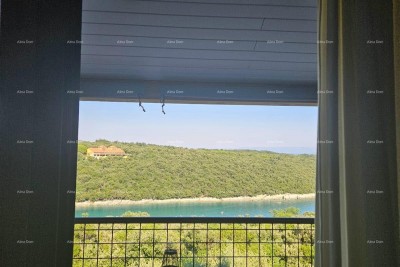 Prvi red do mora! Renoviran stan u Dugoj uvali!