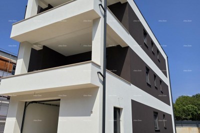 Moderni stan u novogradnji, USELJIV, 500 m od mora