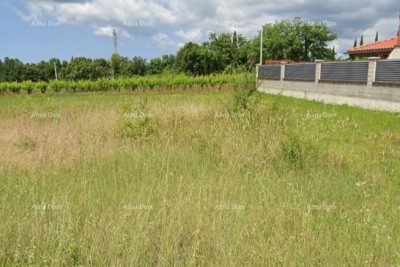 Prodaja građevinskog zemljišta na lijepoj lokaciji, u manjem mjestu, blizu Vodnjana.