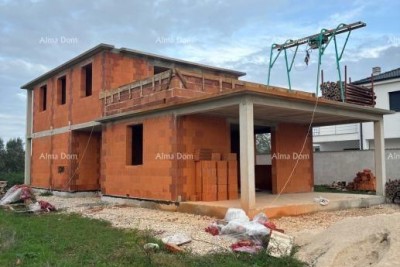 Verkauf eines im Bau befindlichen Hauses mit schönem Panoramablick in der Nähe von Umag!