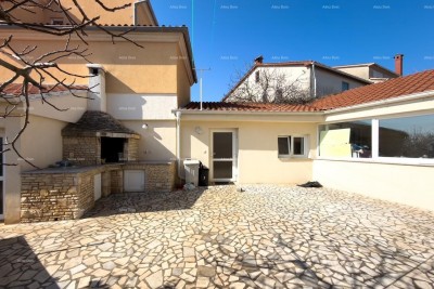 Ližnjan, gepflegtes und komplett möbliertes Haus mit Garage und Weinkeller