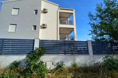 Prodaja opremljenega stanovanja s parkirnim mestom na odlični lokaciji, Fažana!