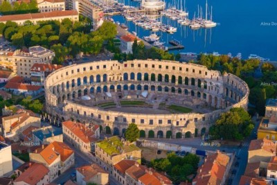 PULA – stan u centru s dvije garaže i velikom terasom