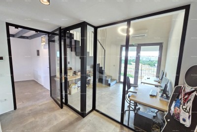 Geräumige Wohnung mit 6 Zimmern in Pula, nahe dem Zentrum und dem Meer, moderne Annehmlichkeiten und Sicherheit.