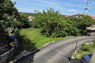 Građevinsko zemljište u blizini Poreča s manjom kućom za adaptaciju.