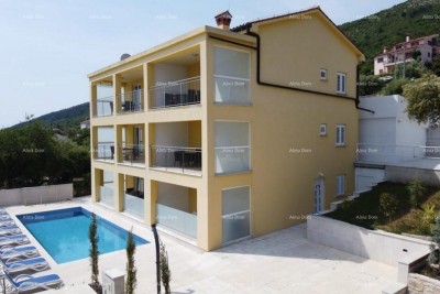 Raša, Charmantes Apartmenthaus mit Pool und Panoramablick auf das Meer