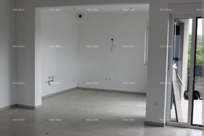 Prodaje se  prostrani 5-sobni stan površine 150 m², Poreč