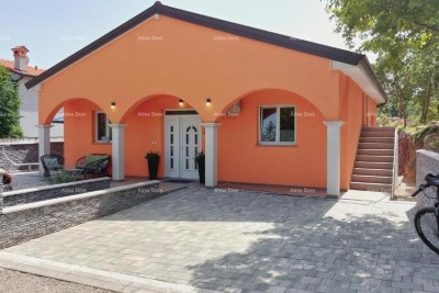 Hiša s čudovitim pogledom na gore, terasa, vrt, žar in zasebno parkirišče.