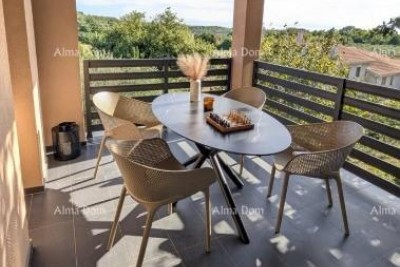 BRTONIGLA, ISTRA – Moderan 3-soban apartman s vrtom i dva parkirna mjesta
