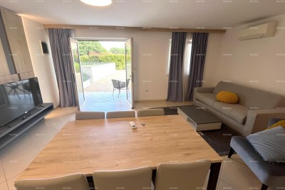 Geräumige Wohnung in einer Anlage mit Pool, Garage und Meerblick – nur 70 m vom Meer entfernt, Umag!