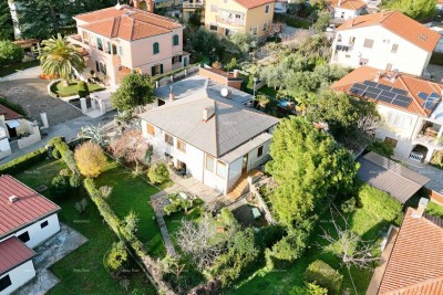 Haus mit zwei Wohneinheiten und großem Entwicklungspotenzial – erste Reihe zum Meer, Umag