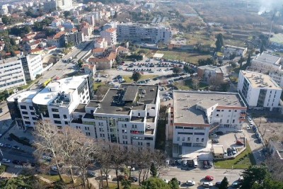 Pula, veliki poslovni prostori sa podzemnim garažama. Centar mjesta.