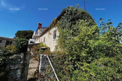 Prodaja stare istarske kuće sa velikom građevinskom parcelom od 1917 M2!!!  Valbandon