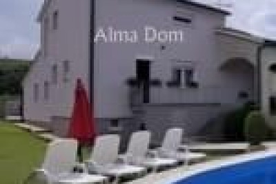 Na prodajo ponujamo čudovito samostojno hišo s bazenom v mirnem in zelenem predelu Pule (Veli Vrh)