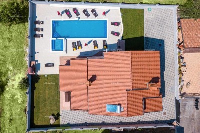 Valdebek. Samostojeća kuća s bazenom i jacuzzijem! Blizina centra grada Pule.