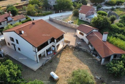 Prodaje se  kuća 420m2 sa tri stana,  Umag