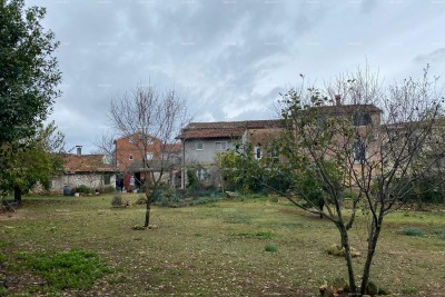 Prodaja dvojne kuće sa pomoćnim objektom (manja kuća) i zemljištem, Pula!