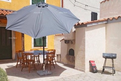 Verkauf eines schön gestalteten, renovierten Istrischen Hauses mit Zisterne in Marčana!