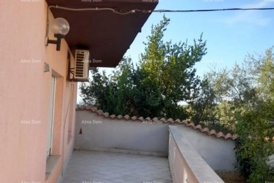 Prodaja, Ližnjan , kuća u nizu sa tri apartmana.