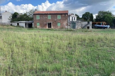 Kanfanar, Građevinsko zemljište 2.450 m² sa starom kamenom kućom i pogledom na more