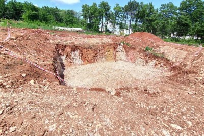 Raša, Prodaje se građevinsko zemljište s građevinskom dozvolom, površine 554 m²