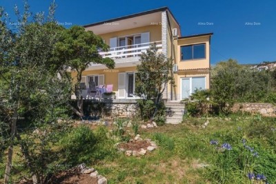 Prodaje se kuća sa tri stana u vrlo mirnom mjestu s  pogledom na more, Rabac