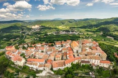 Buzet, građevinska parcela od 10300 m2 stambene namjene