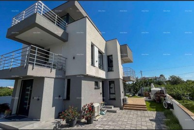 Moderna vila u Istri s pogledom na more, krovnom terasom i uređenim vrtom – 800 m od plaže